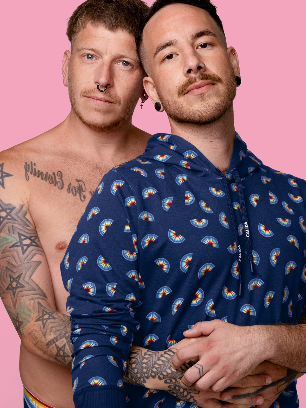 Herren-Model trägt Kapuzenpullover aus Baumwolle in Blau, Motiv aus Serie Love Capsule von CALIDA