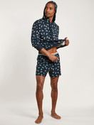 Herren-Model trägt Kapuzenpullover aus Baumwolle in Blau, Motiv aus Serie Love Capsule von CALIDA, Vorderansicht, Outfit