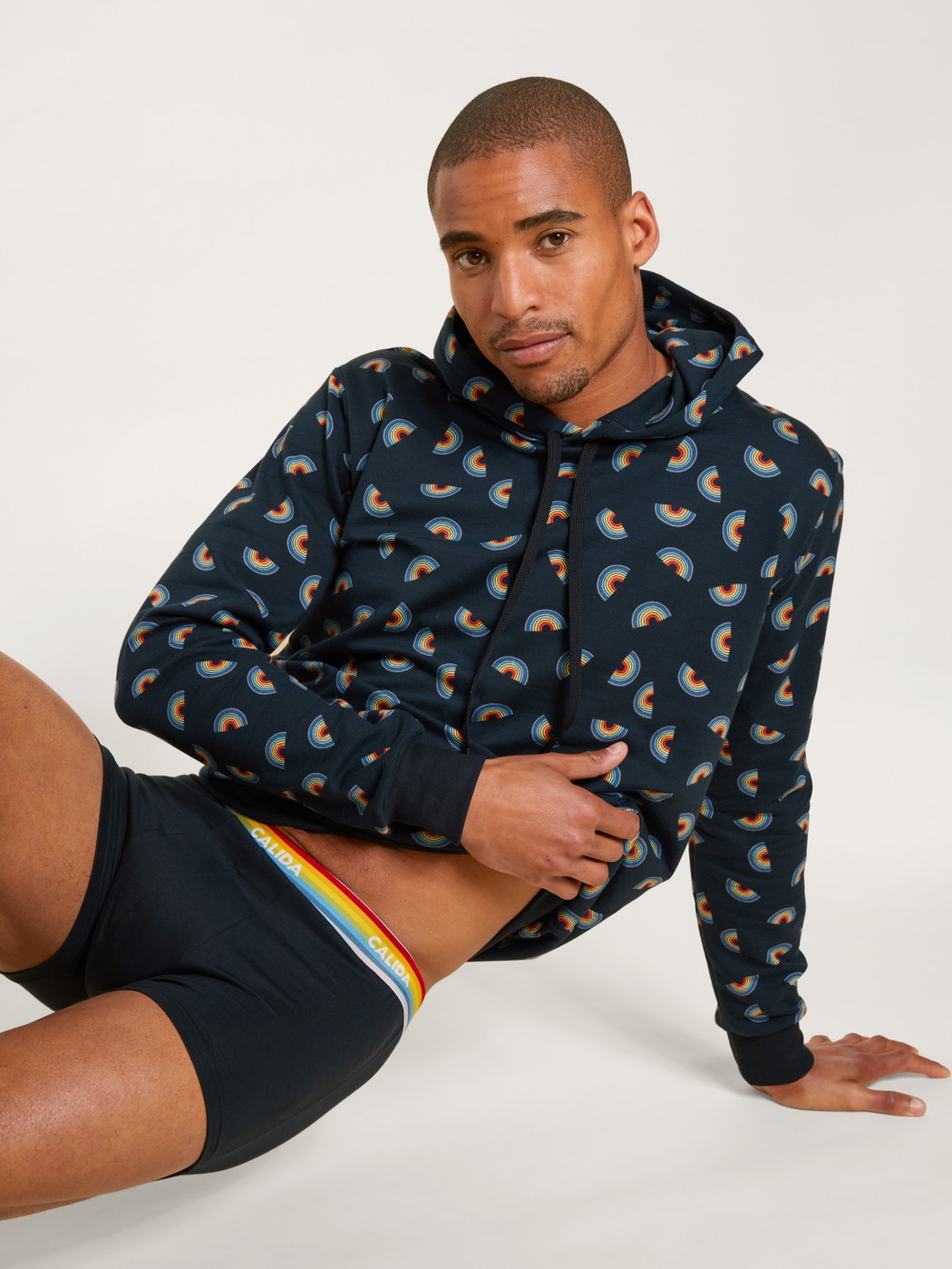 Herren-Model trägt Kapuzenpullover aus Baumwolle in Blau, Motiv aus Serie Love Capsule von CALIDA