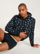 Herren-Model trägt Kapuzenpullover aus Baumwolle in Blau, Motiv aus Serie Love Capsule von CALIDA