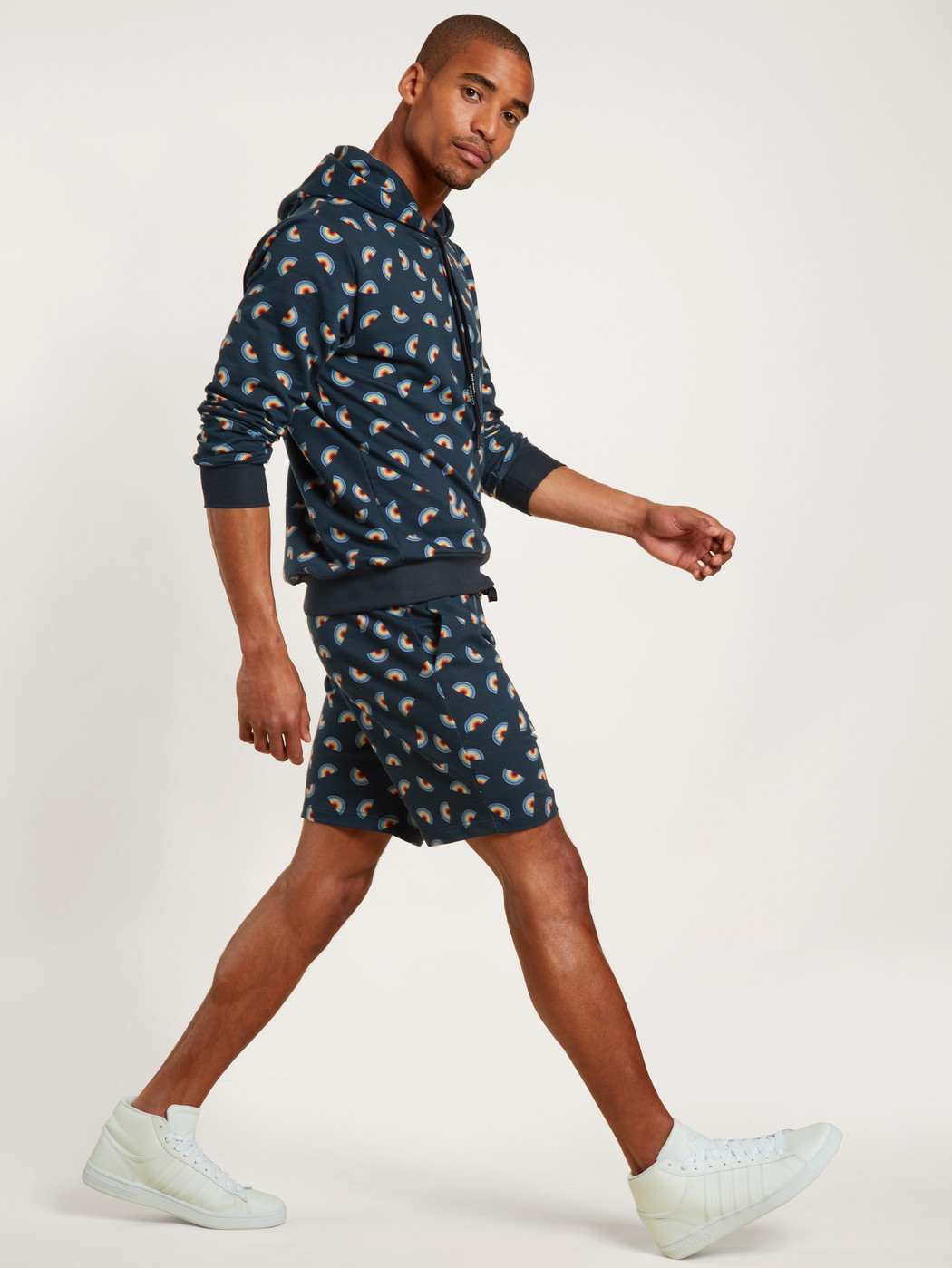 Herren-Model trägt Kapuzenpullover aus Baumwolle in Blau, Motiv aus Serie Love Capsule von CALIDA