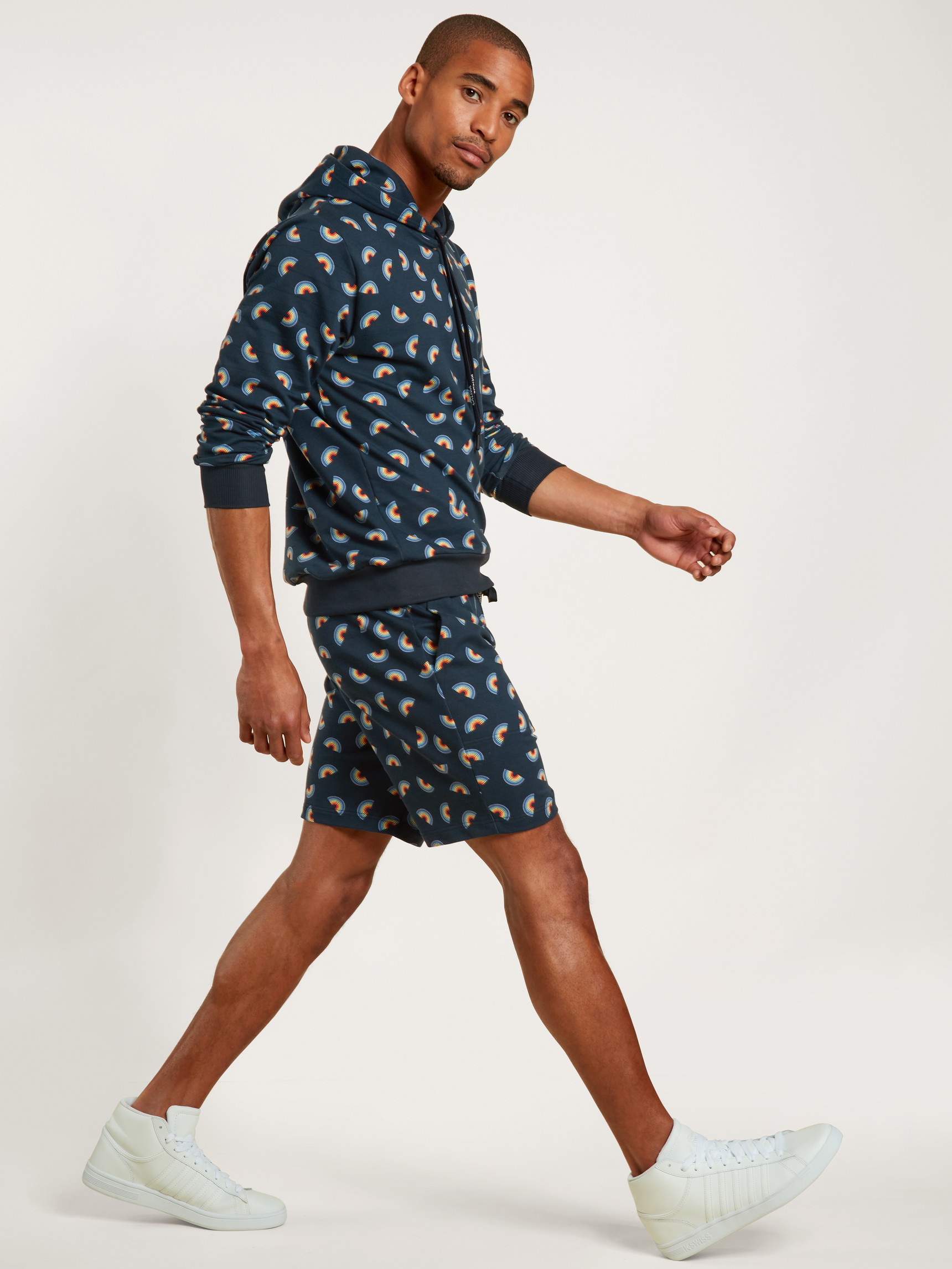 Le mannequin Homme porte le/la Pull à manches longues en Coton de couleur Bleu, Motif, de la série Love Capsule de CALIDA