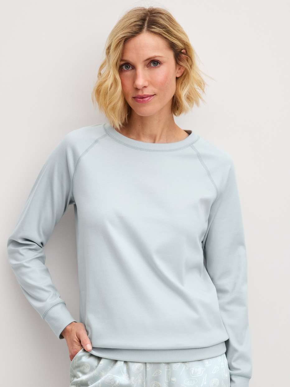 Damen-Model trägt Langarm-Shirt aus 100% Baumwolle in Blau, Einfarbig aus Serie Alpine M&M von CALIDA, Vorderansicht
