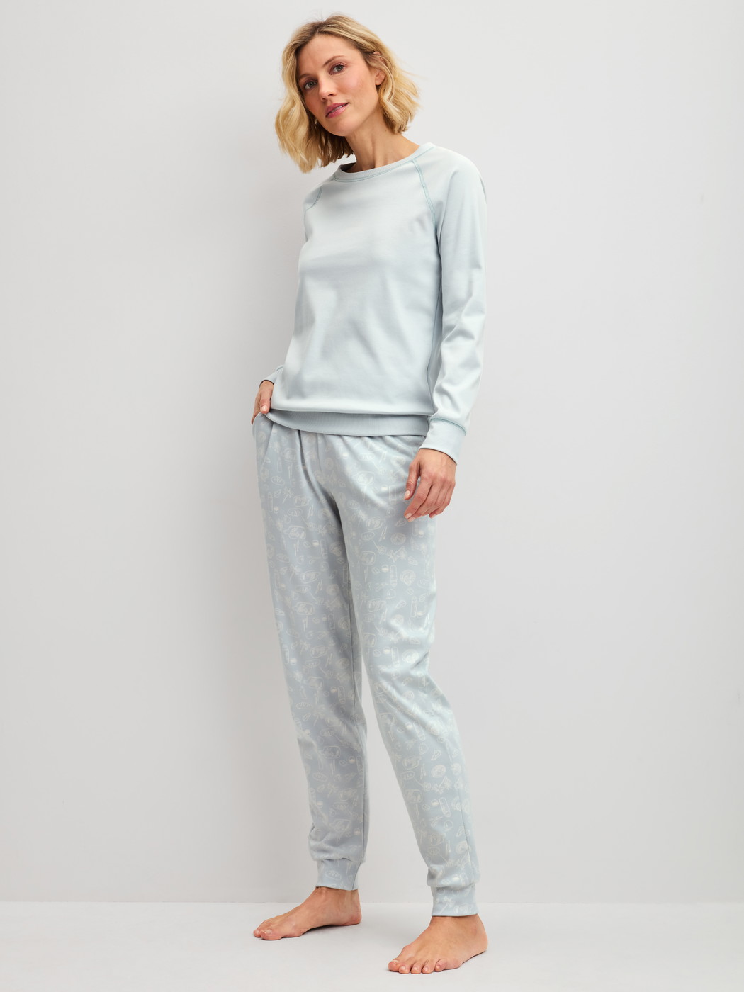 Women model is wearing Long-sleeve shirt made of 100% Cotton in Blue, Unicoloured from the Alpine M&M series by CALIDA, Outfit