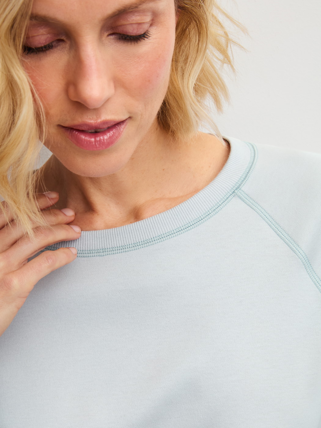 Women model is wearing Long-sleeve shirt made of 100% Cotton in Blue, Unicoloured from the Alpine M&M series by CALIDA, Detail