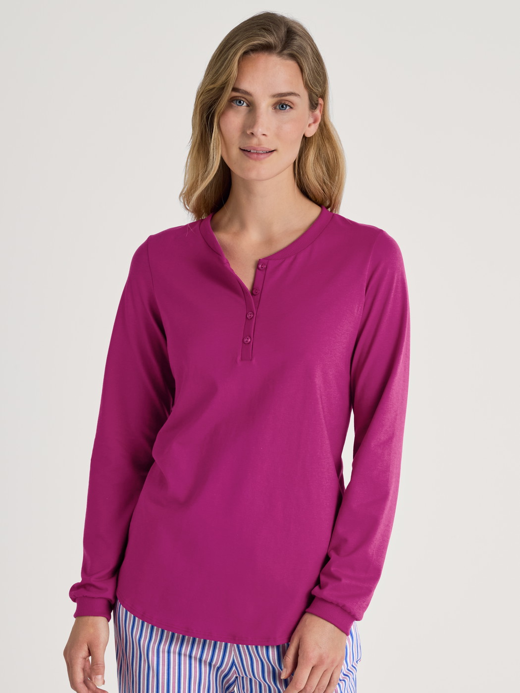 Damen-Model trägt Langarm-Shirt mit Bündchen aus 100% Baumwolle in Violett, Einfarbig aus Serie Favourites Marine von CALIDA, Vorderansicht