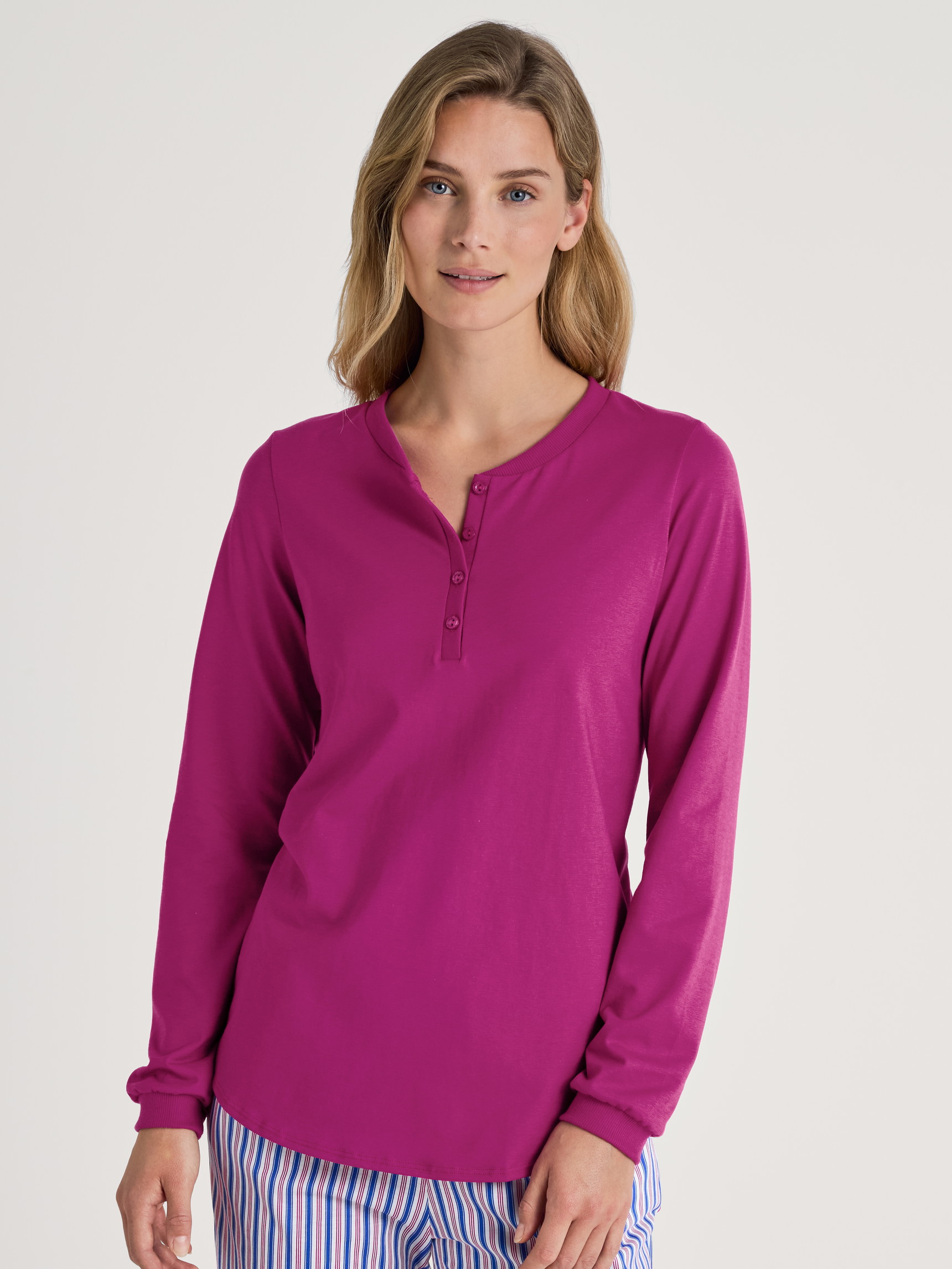 Damen-Model trägt Langarm-Shirt mit Bündchen aus 100% Baumwolle in Violett, Einfarbig aus Serie Favourites Marine von CALIDA, Vorderansicht