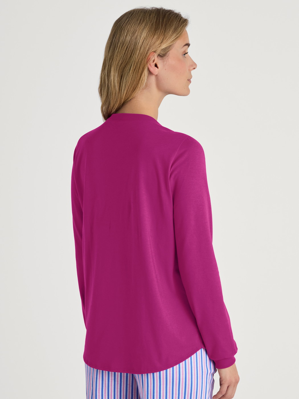 Damen-Model trägt Langarm-Shirt mit Bündchen aus 100% Baumwolle in Violett, Einfarbig aus Serie Favourites Marine von CALIDA, Rückansicht