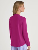Damen-Model trägt Langarm-Shirt mit Bündchen aus 100% Baumwolle in Violett, Einfarbig aus Serie Favourites Marine von CALIDA, Rückansicht