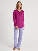 Damen-Model trägt Langarm-Shirt mit Bündchen aus 100% Baumwolle in Violett, Einfarbig aus Serie Favourites Marine von CALIDA, Outfit