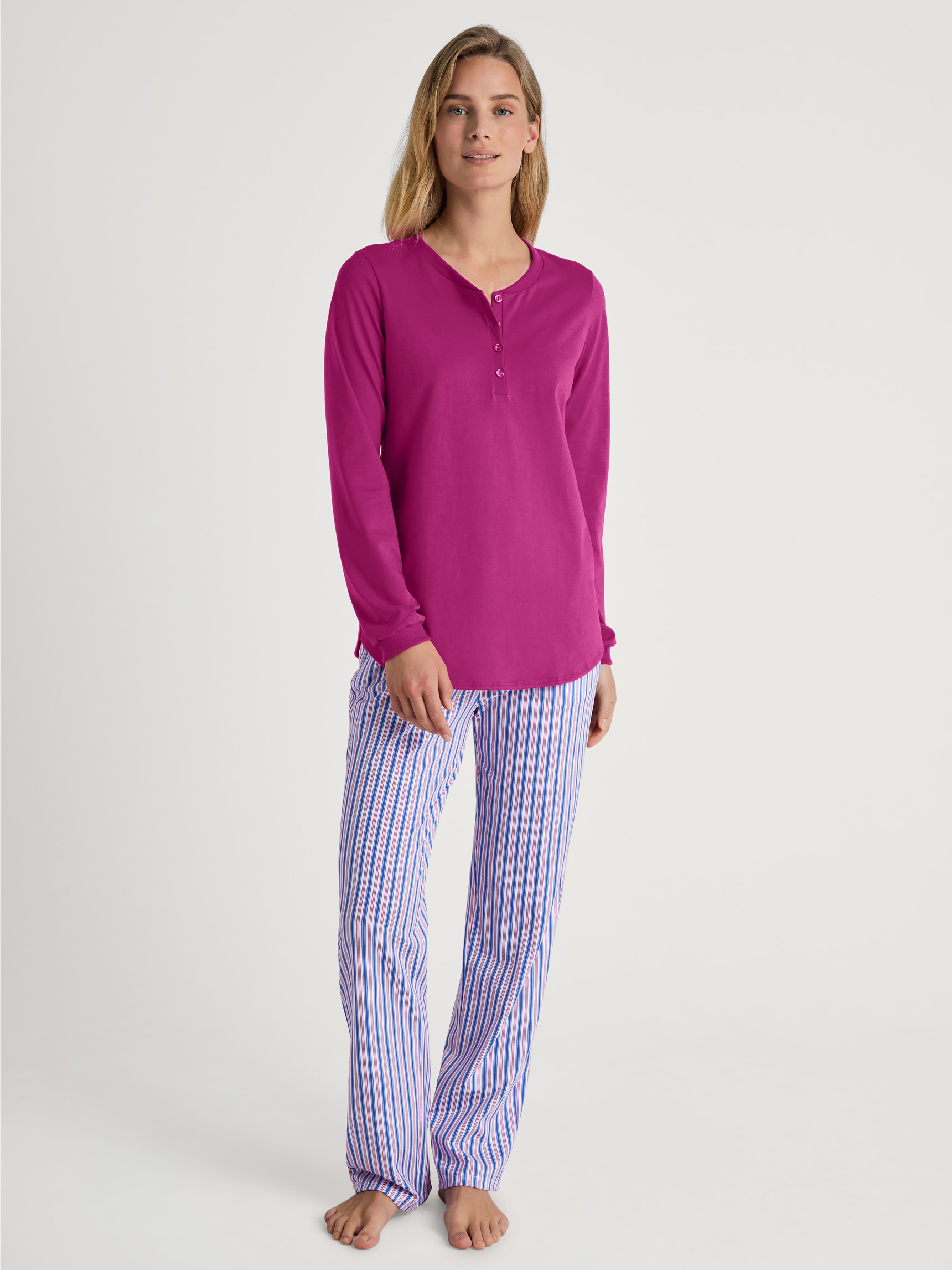 Damen-Model trägt Langarm-Shirt mit Bündchen aus 100% Baumwolle in Violett, Einfarbig aus Serie Favourites Marine von CALIDA, Outfit