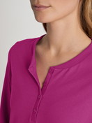 Damen-Model trägt Langarm-Shirt mit Bündchen aus 100% Baumwolle in Violett, Einfarbig aus Serie Favourites Marine von CALIDA, Detail
