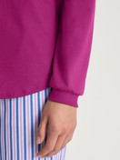 Damen-Model trägt Langarm-Shirt mit Bündchen aus 100% Baumwolle in Violett, Einfarbig aus Serie Favourites Marine von CALIDA, Detail