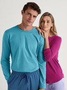 Damen-Model trägt Langarm-Shirt mit Bündchen aus 100% Baumwolle in Violett, Einfarbig aus Serie Favourites Marine von CALIDA, Zusatzbild