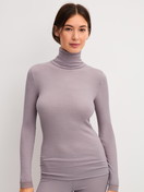 Damen-Model trägt Langarm-Shirt mit Rollkragen aus Wolle-Seide aus Wolle in Violett, Spitze aus Serie Silky Wool Joy von CALIDA, Vorderansicht