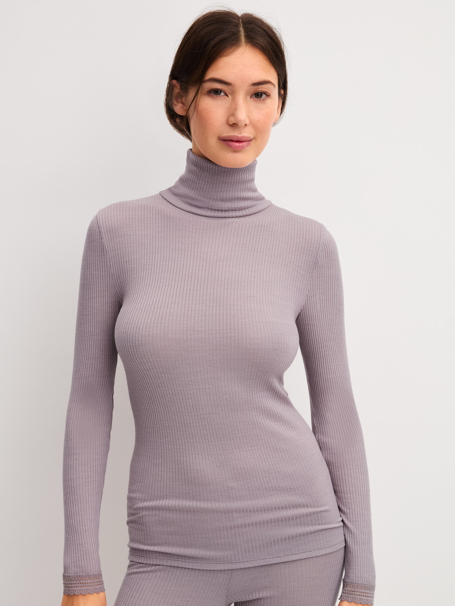 Damen-Model trägt Langarm-Shirt mit Rollkragen aus Wolle-Seide aus Wolle in Violett, Spitze aus Serie Silky Wool Joy von CALIDA, Vorderansicht