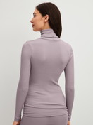 Damen-Model trägt Langarm-Shirt mit Rollkragen aus Wolle-Seide aus Wolle in Violett, Spitze aus Serie Silky Wool Joy von CALIDA, Rückansicht