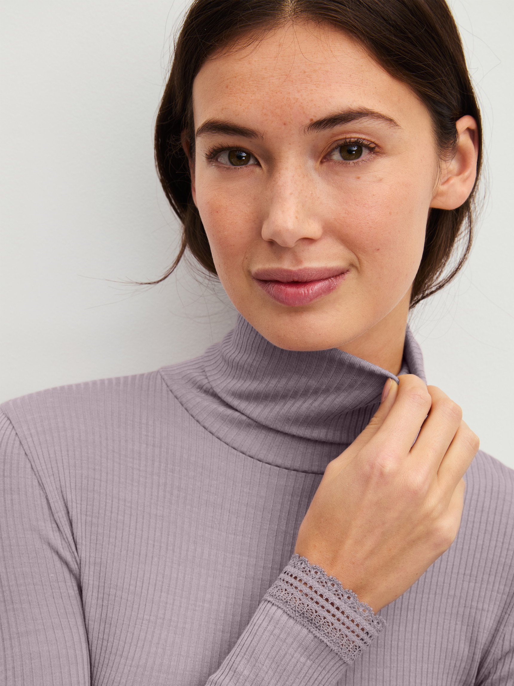 Damen-Model trägt Langarm-Shirt mit Rollkragen aus Wolle-Seide aus Wolle in Violett, Spitze aus Serie Silky Wool Joy von CALIDA, Detail