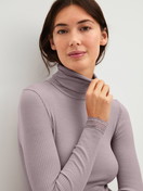 Damen-Model trägt Langarm-Shirt mit Rollkragen aus Wolle-Seide aus Wolle in Violett, Spitze aus Serie Silky Wool Joy von CALIDA, Zusatzbild