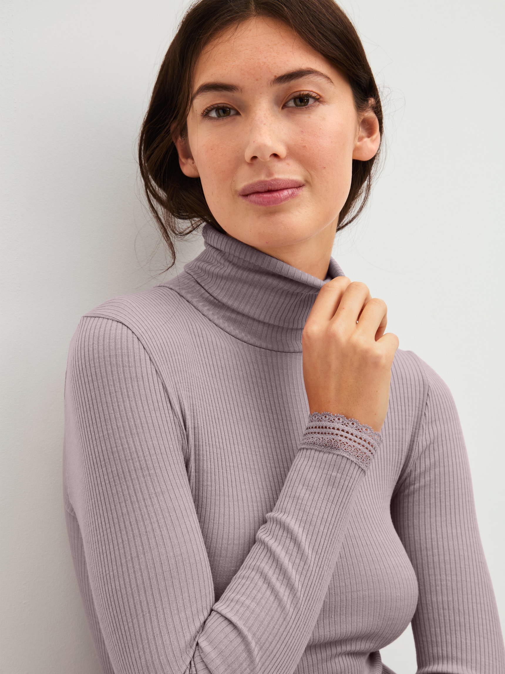 Damen-Model trägt Langarm-Shirt mit Rollkragen aus Wolle-Seide aus Wolle in Violett, Spitze aus Serie Silky Wool Joy von CALIDA, Zusatzbild