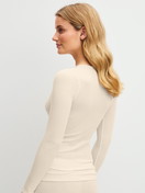 Damen-Model trägt Langarm-Shirt aus Wolle-Seide aus Wolle in Beige, Einfarbig aus Serie Silky Wool Soft von CALIDA, Rückansicht