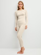 Damen-Model trägt Langarm-Shirt aus Wolle-Seide aus Wolle in Beige, Einfarbig aus Serie Silky Wool Soft von CALIDA, Outfit