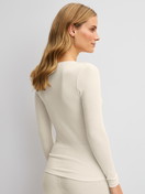 Damen-Model trägt Langarm-Shirt aus Wolle-Seide aus Wolle in Beige, Einfarbig aus Serie True Confidence von CALIDA, Rückansicht