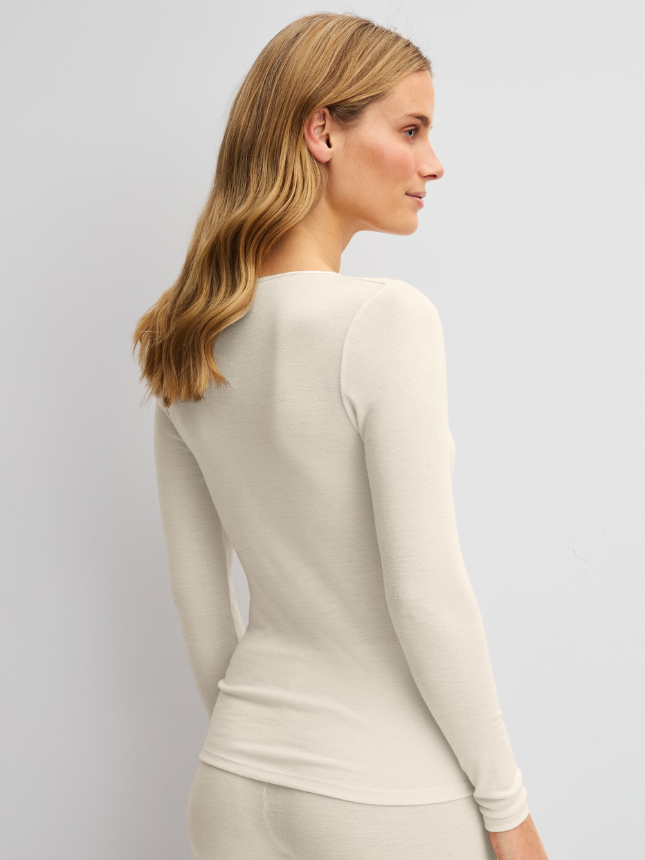 Damen-Model trägt Langarm-Shirt aus Wolle-Seide aus Wolle in Beige, Einfarbig aus Serie True Confidence von CALIDA, Rückansicht