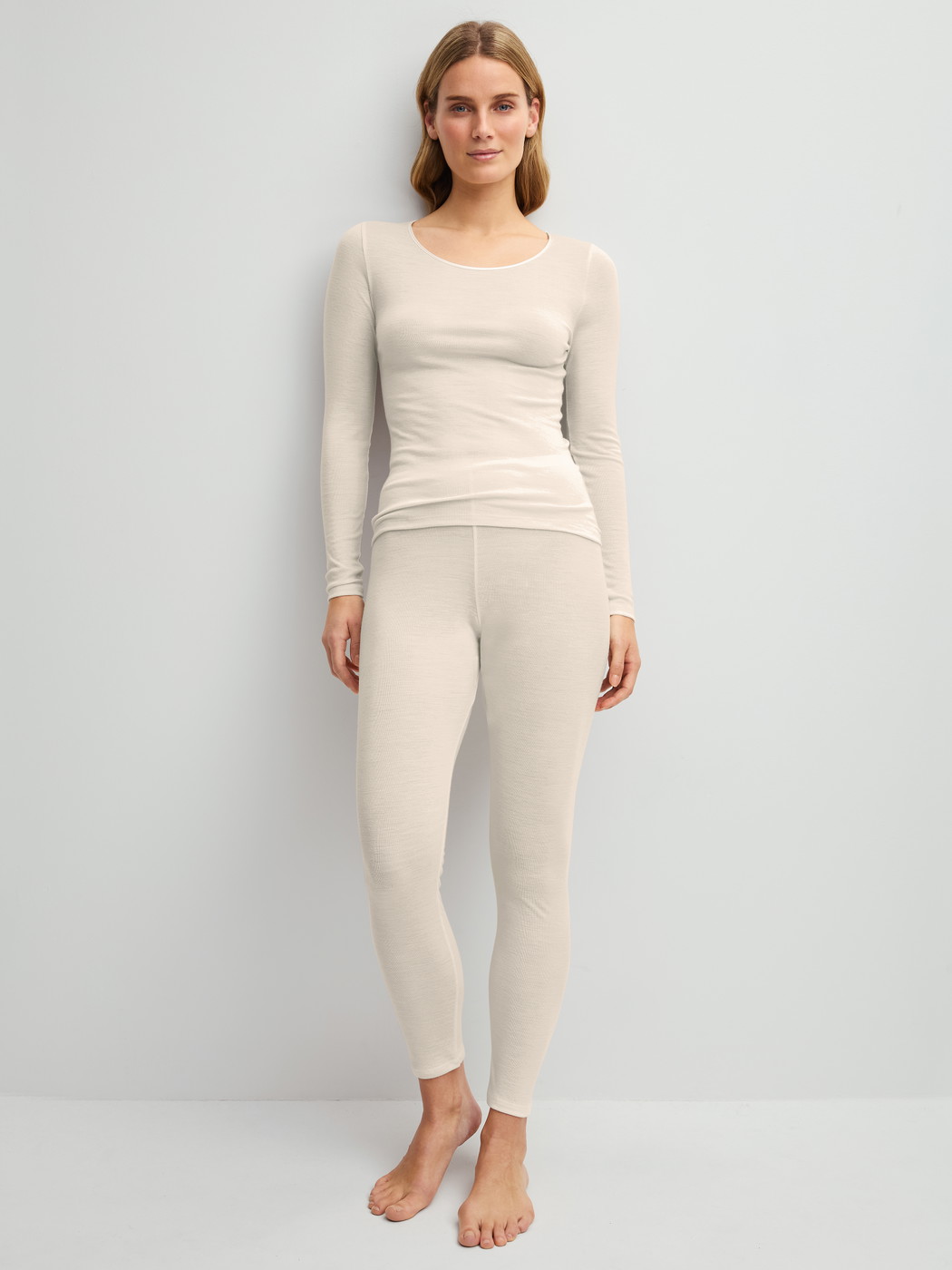Damen-Model trägt Langarm-Shirt aus Wolle-Seide aus Wolle in Beige, Einfarbig aus Serie True Confidence von CALIDA, Outfit