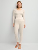 Damen-Model trägt Langarm-Shirt aus Wolle-Seide aus Wolle in Beige, Einfarbig aus Serie True Confidence von CALIDA, Outfit