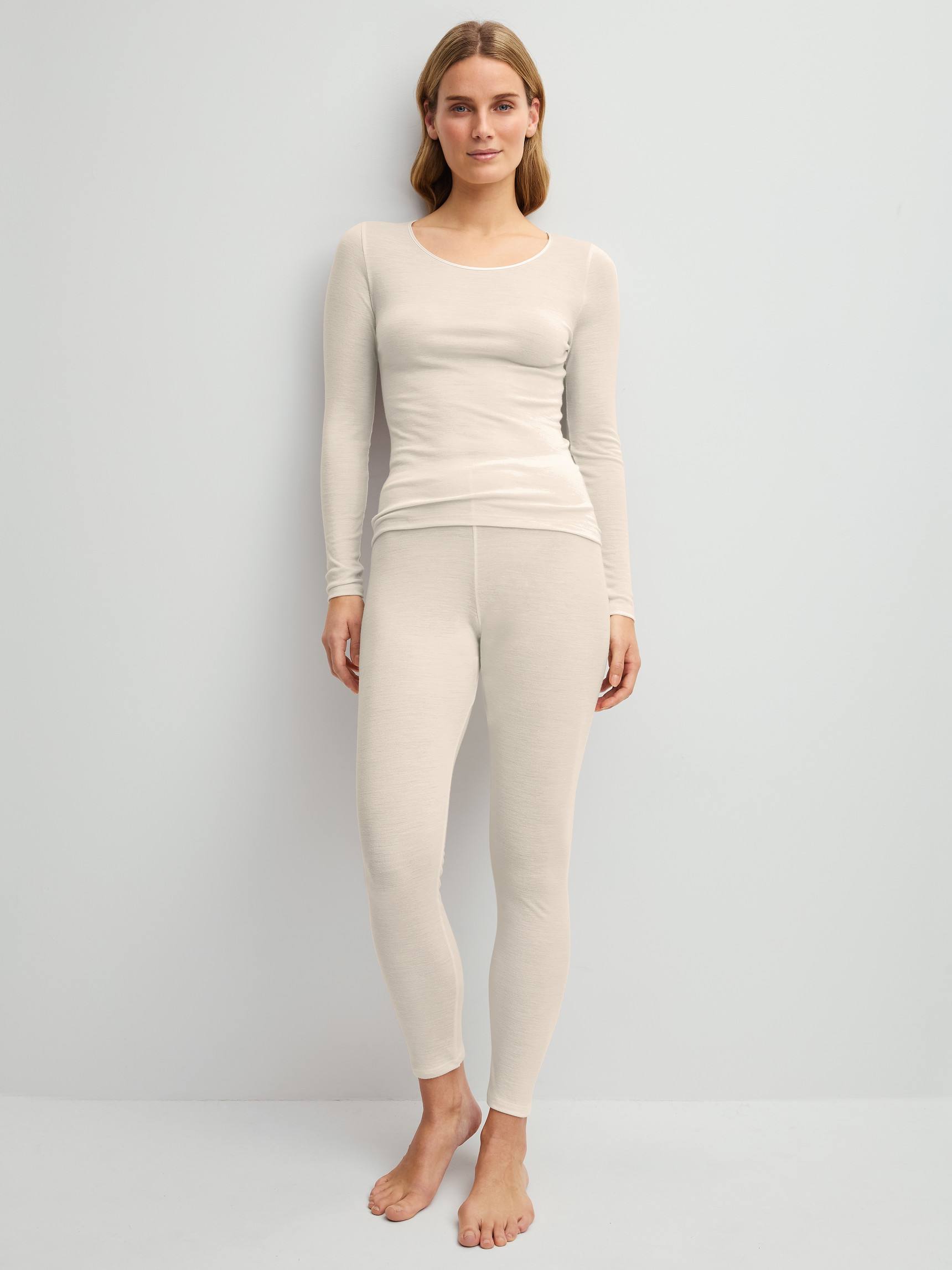 Damen-Model trägt Langarm-Shirt aus Wolle-Seide aus Wolle in Beige, Einfarbig aus Serie True Confidence von CALIDA, Outfit