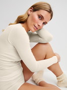 Damen-Model trägt Langarm-Shirt aus Wolle-Seide aus Wolle in Beige, Einfarbig aus Serie True Confidence von CALIDA, Zusatzbild