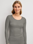 Damen-Model trägt Langarm-Shirt aus Wolle-Seide aus Wolle in Grau, Einfarbig aus Serie True Confidence von CALIDA, Vorderansicht