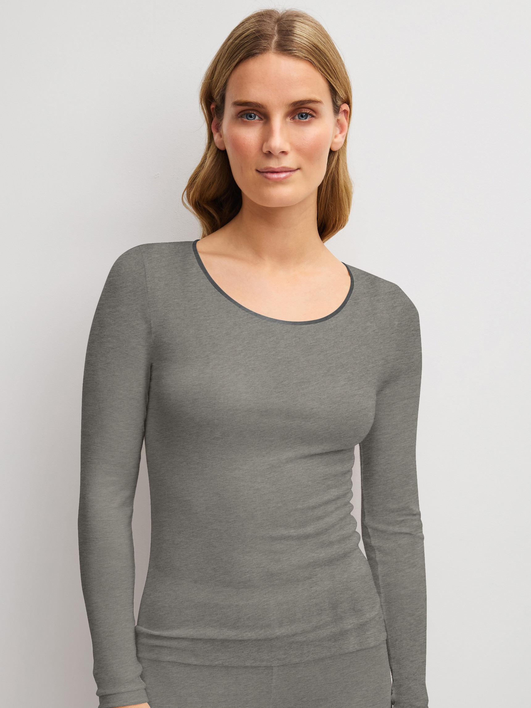 Damen-Model trägt Langarm-Shirt aus Wolle-Seide aus Wolle in Grau, Einfarbig aus Serie True Confidence von CALIDA, Vorderansicht
