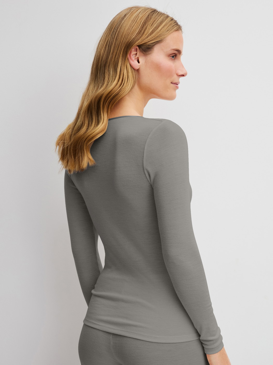 Damen-Model trägt Langarm-Shirt aus Wolle-Seide aus Wolle in Grau, Einfarbig aus Serie True Confidence von CALIDA, Rückansicht