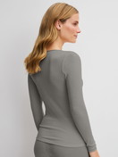 Damen-Model trägt Langarm-Shirt aus Wolle-Seide aus Wolle in Grau, Einfarbig aus Serie True Confidence von CALIDA, Rückansicht