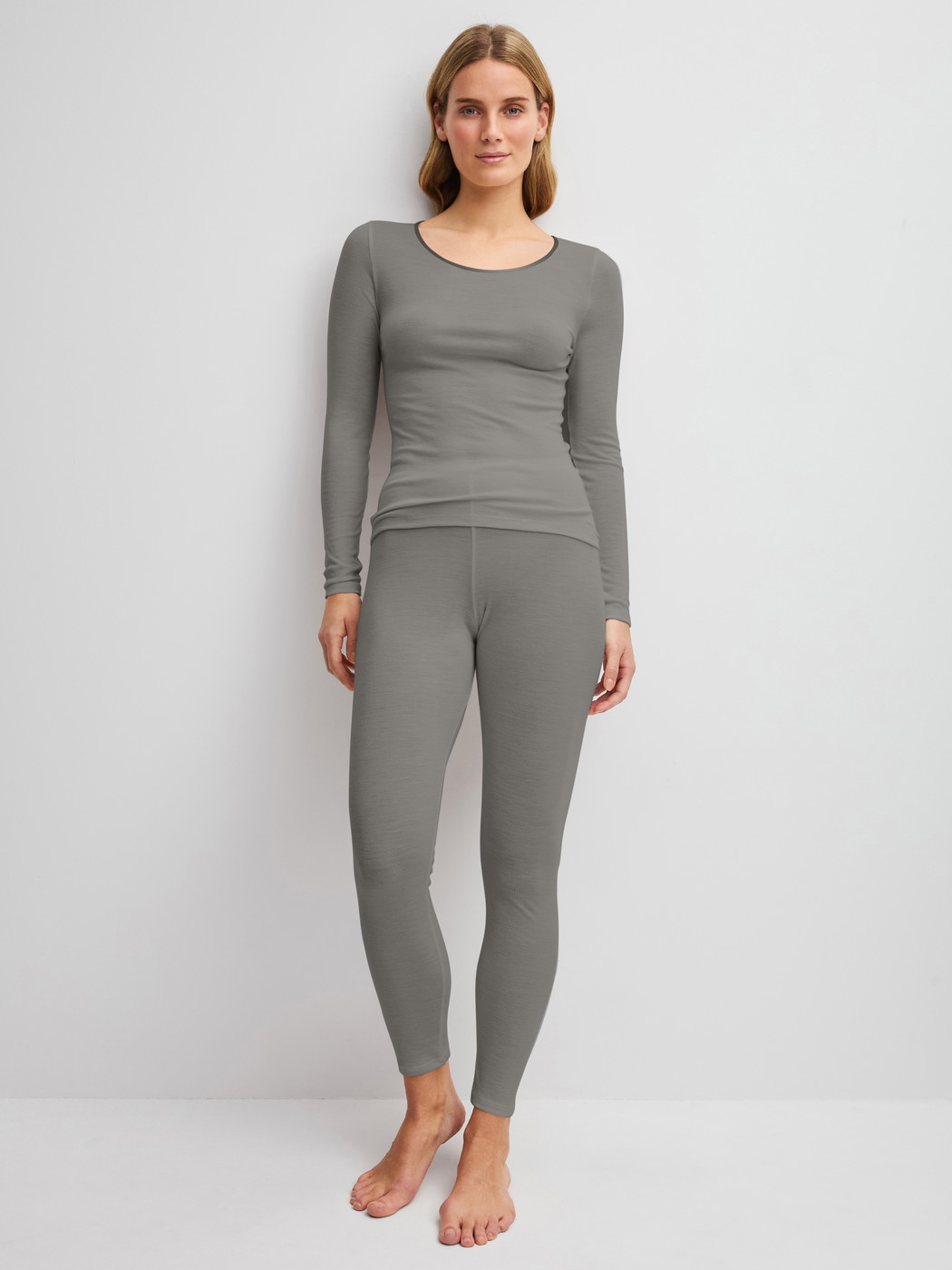 Damen-Model trägt Langarm-Shirt aus Wolle-Seide aus Wolle in Grau, Einfarbig aus Serie True Confidence von CALIDA, Outfit