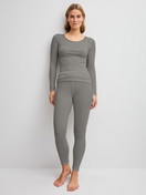 Damen-Model trägt Langarm-Shirt aus Wolle-Seide aus Wolle in Grau, Einfarbig aus Serie True Confidence von CALIDA, Outfit