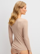 La modella / Il modello Donna indossa Maglia a maniche lunghe in lana e seta in Lana di colore Marrone, Tinta unita, della serie True Confidence di CALIDA, Vista posteriore