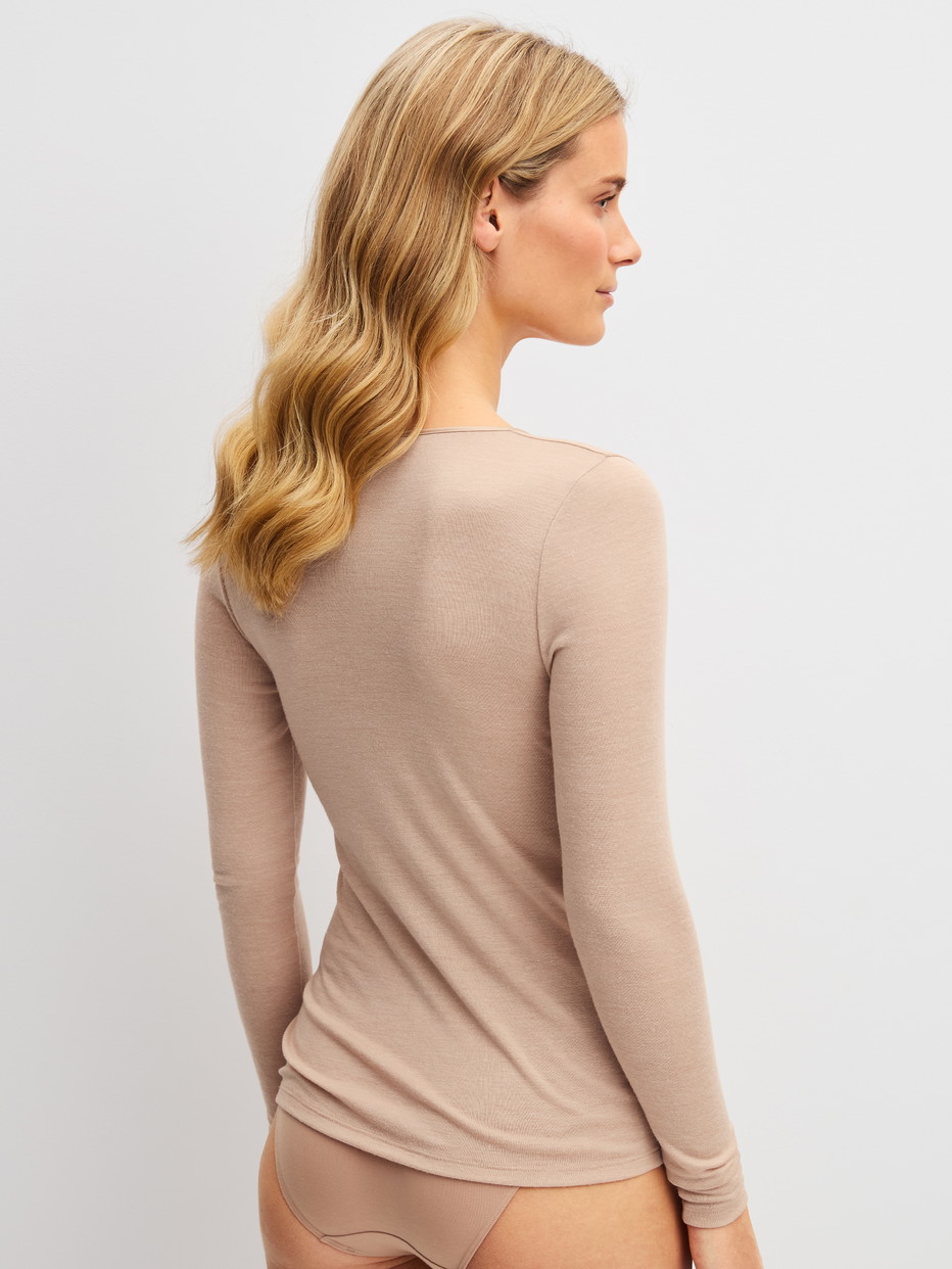 La modella / Il modello Donna indossa Maglia a maniche lunghe in lana e seta in Lana di colore Marrone, Tinta unita, della serie True Confidence di CALIDA, Vista posteriore