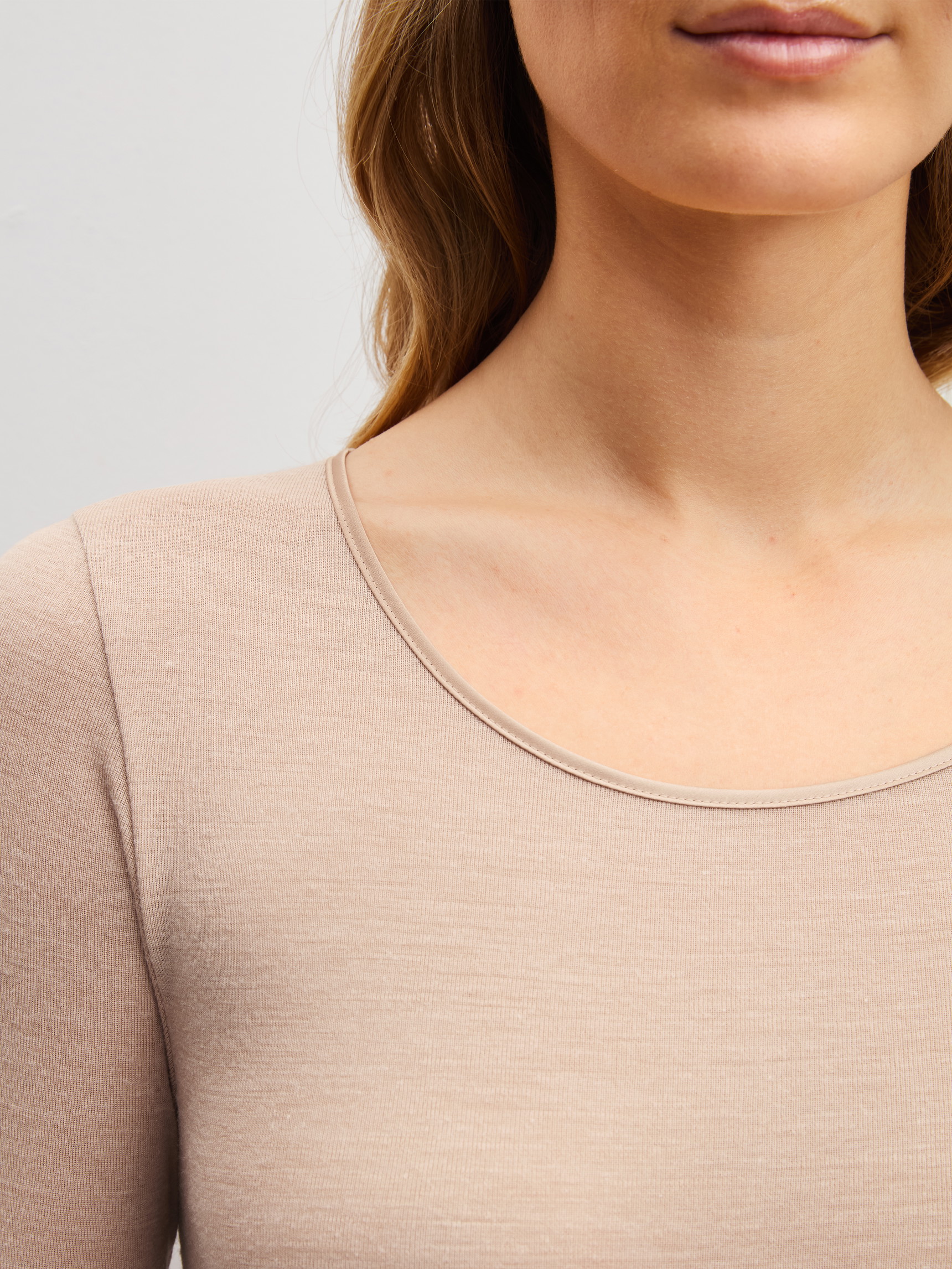 Women model is wearing Long-sleeve shirt made of wool and silk made of Wool in Brown, Unicoloured from the True Confidence series by CALIDA, Detail