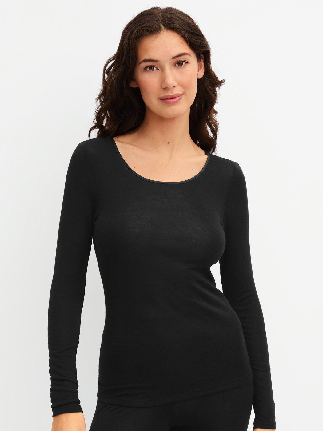 Damen-Model trägt Langarm-Shirt aus Wolle-Seide aus Wolle in Schwarz, Einfarbig aus Serie True Confidence von CALIDA, Vorderansicht