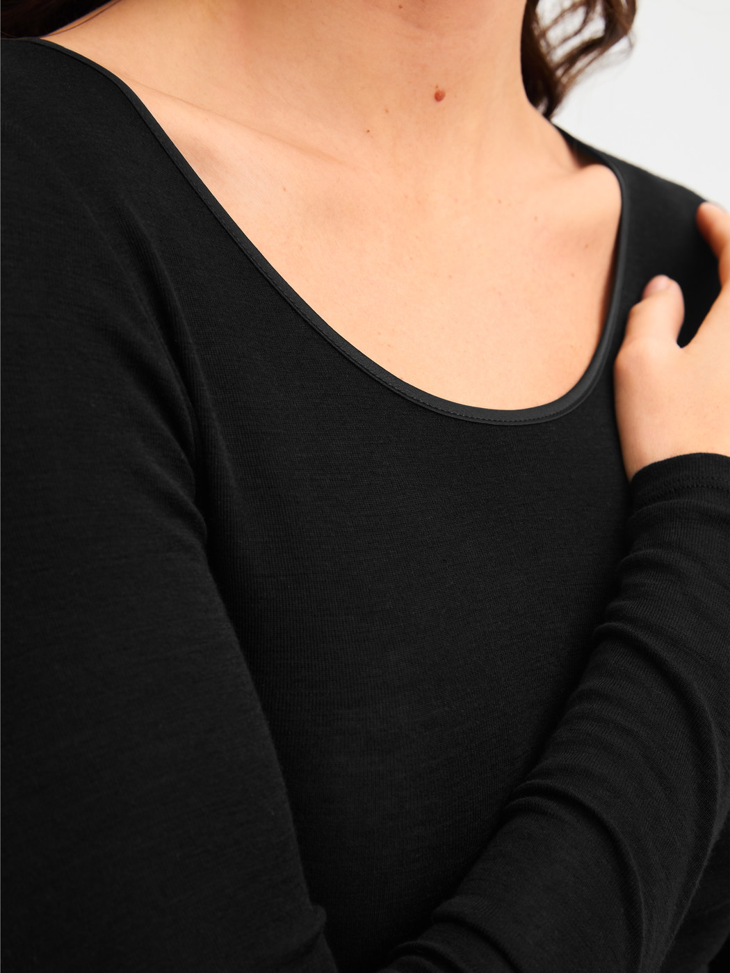 Damen-Model trägt Langarm-Shirt aus Wolle-Seide aus Wolle in Schwarz, Einfarbig aus Serie True Confidence von CALIDA, Detail