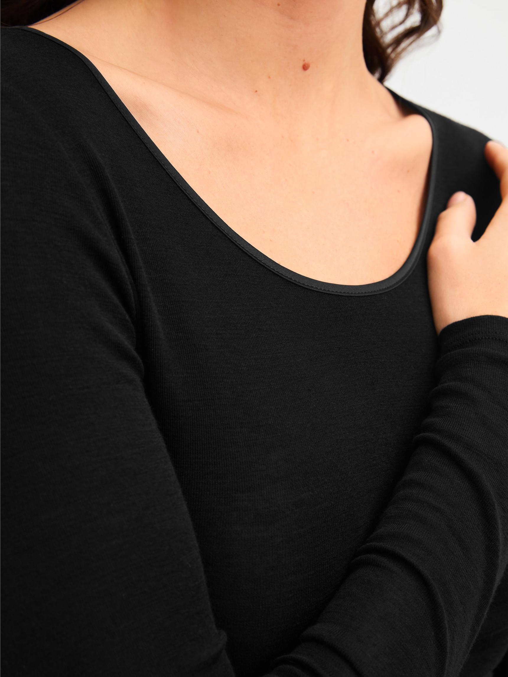Damen-Model trägt Langarm-Shirt aus Wolle-Seide aus Wolle in Schwarz, Einfarbig aus Serie True Confidence von CALIDA, Detail