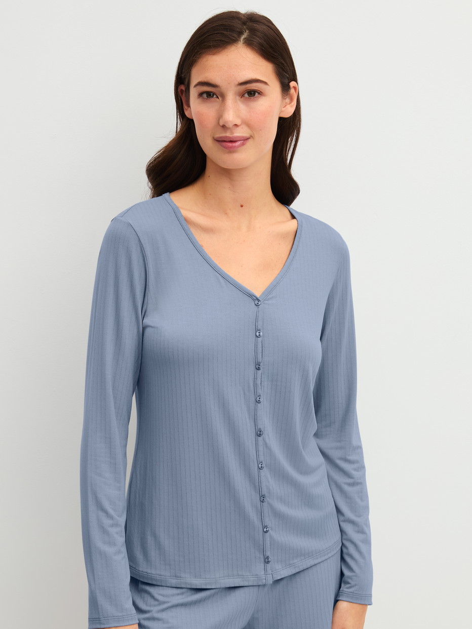 Damen-Model trägt Langarm-Shirt aus Modal in Blau, Einfarbig aus Serie Etude Ajours von CALIDA, Vorderansicht