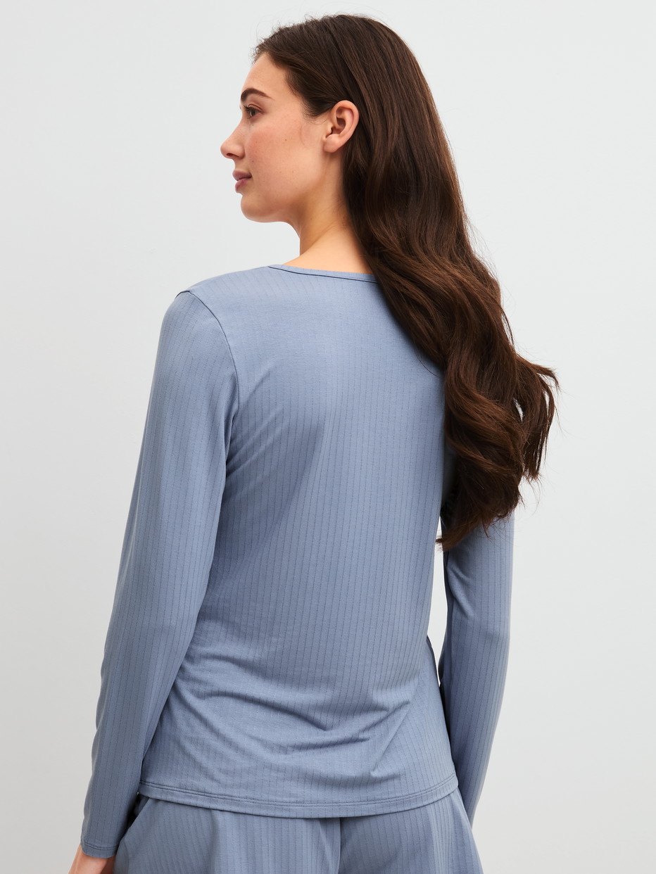 Damen-Model trägt Langarm-Shirt aus Modal in Blau, Einfarbig aus Serie Etude Ajours von CALIDA, Rückansicht