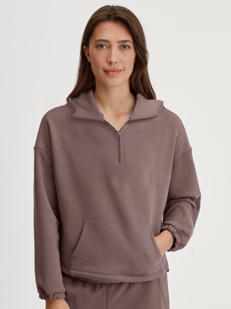 Damen-Model trägt Pullover aus  in Braun, Einfarbig aus Serie Lounge Element von CALIDA, Vorderansicht
