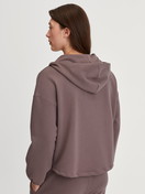 Le mannequin Femme porte le/la Pull classique en  de couleur Marron, Unicolore, de la série Lounge Element de CALIDA, Vue arrière