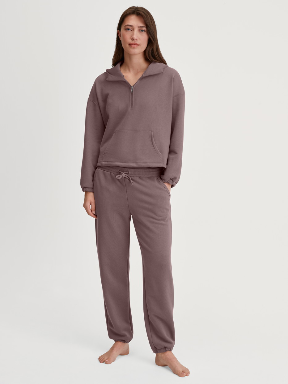 Damen-Model trägt Pullover aus  in Braun, Einfarbig aus Serie Lounge Element von CALIDA, Vorderansicht