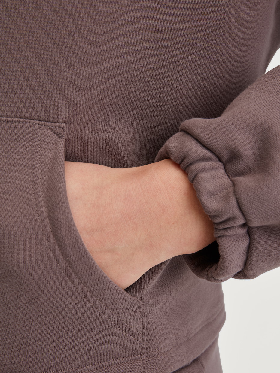 Damen-Model trägt Pullover aus  in Braun, Einfarbig aus Serie Lounge Element von CALIDA, Detail